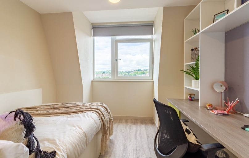 Bronze En Suite, The Barn, Bampfylde Street, Newtown, Exeter - Image 1